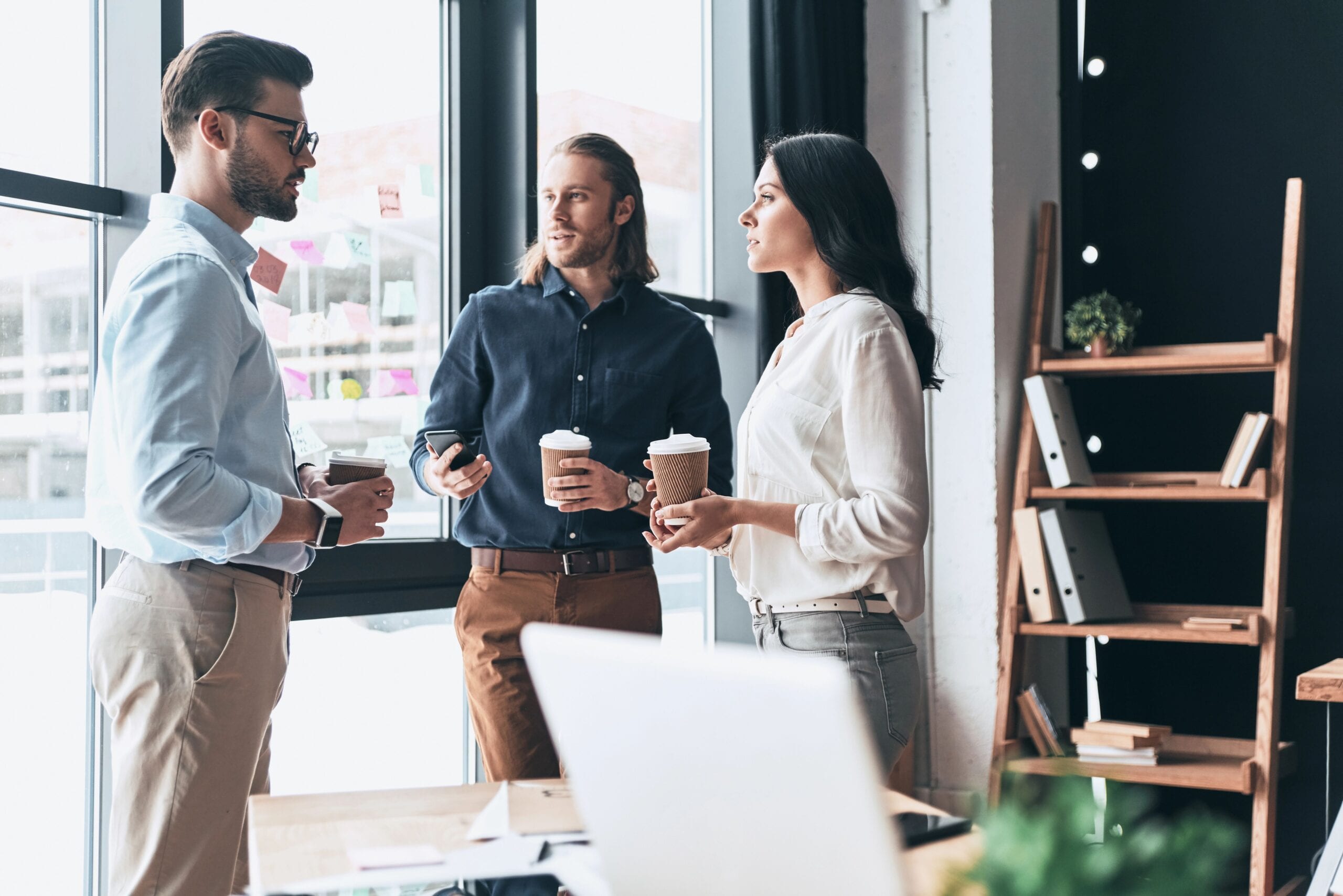 Junge Kollegen trinken Kaffee in der Pause