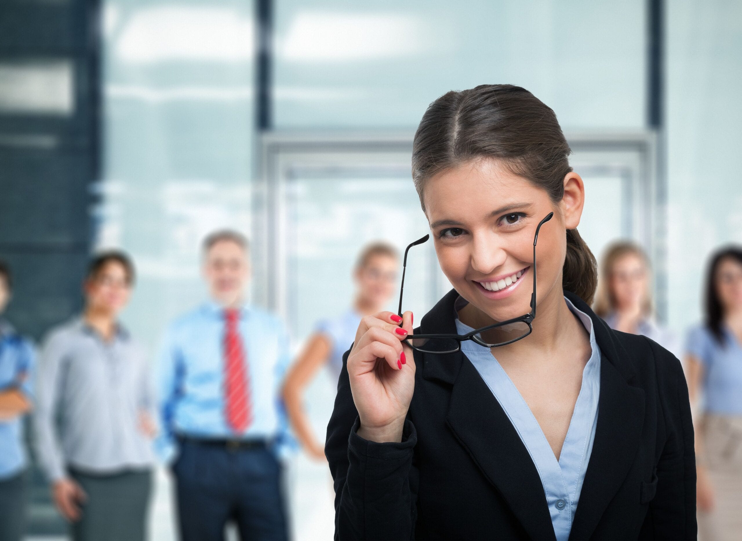 Junge lächelnde Geschäftsfrau hat alles im Blick