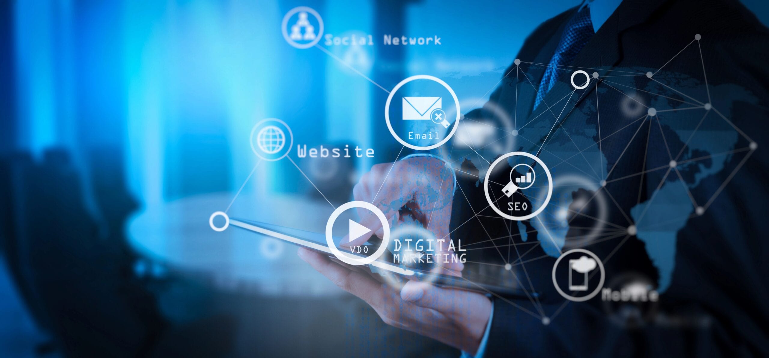 Geschäftsmann zeigt am Computer Digital Marketing