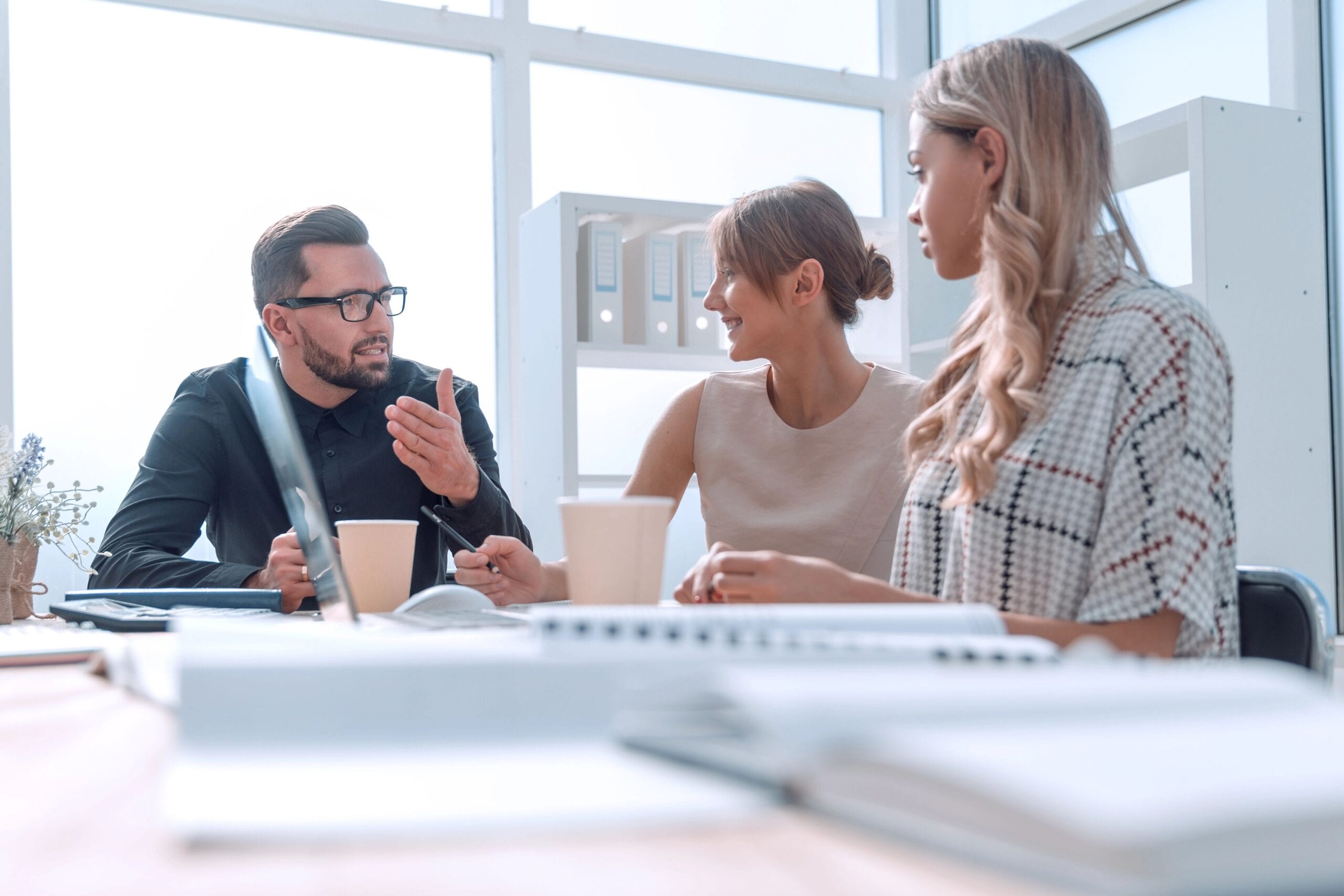 Geschäftsmann zeigt am Computer Digital Marketing