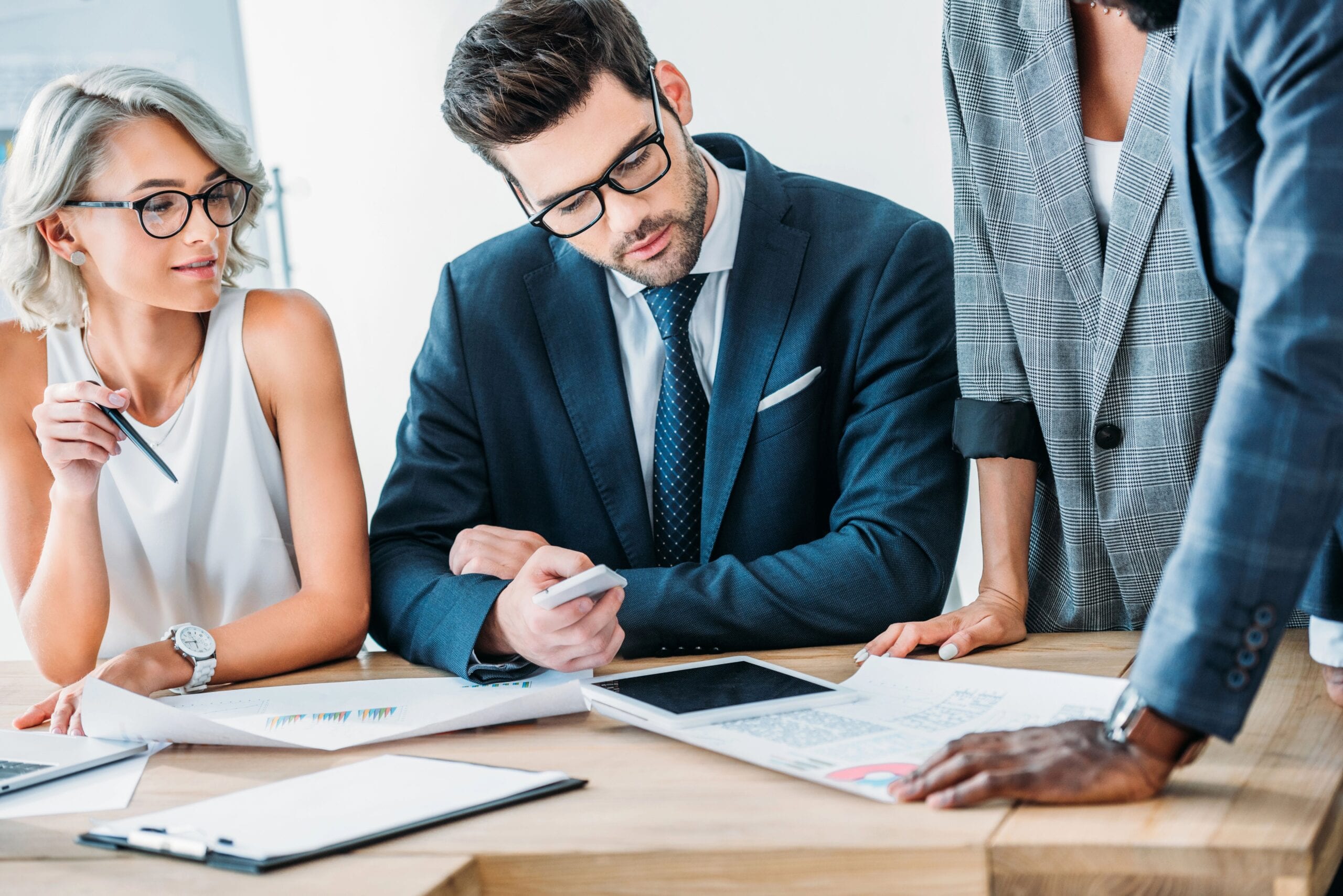Teamwork im Sonnenuntergang oben angekommen