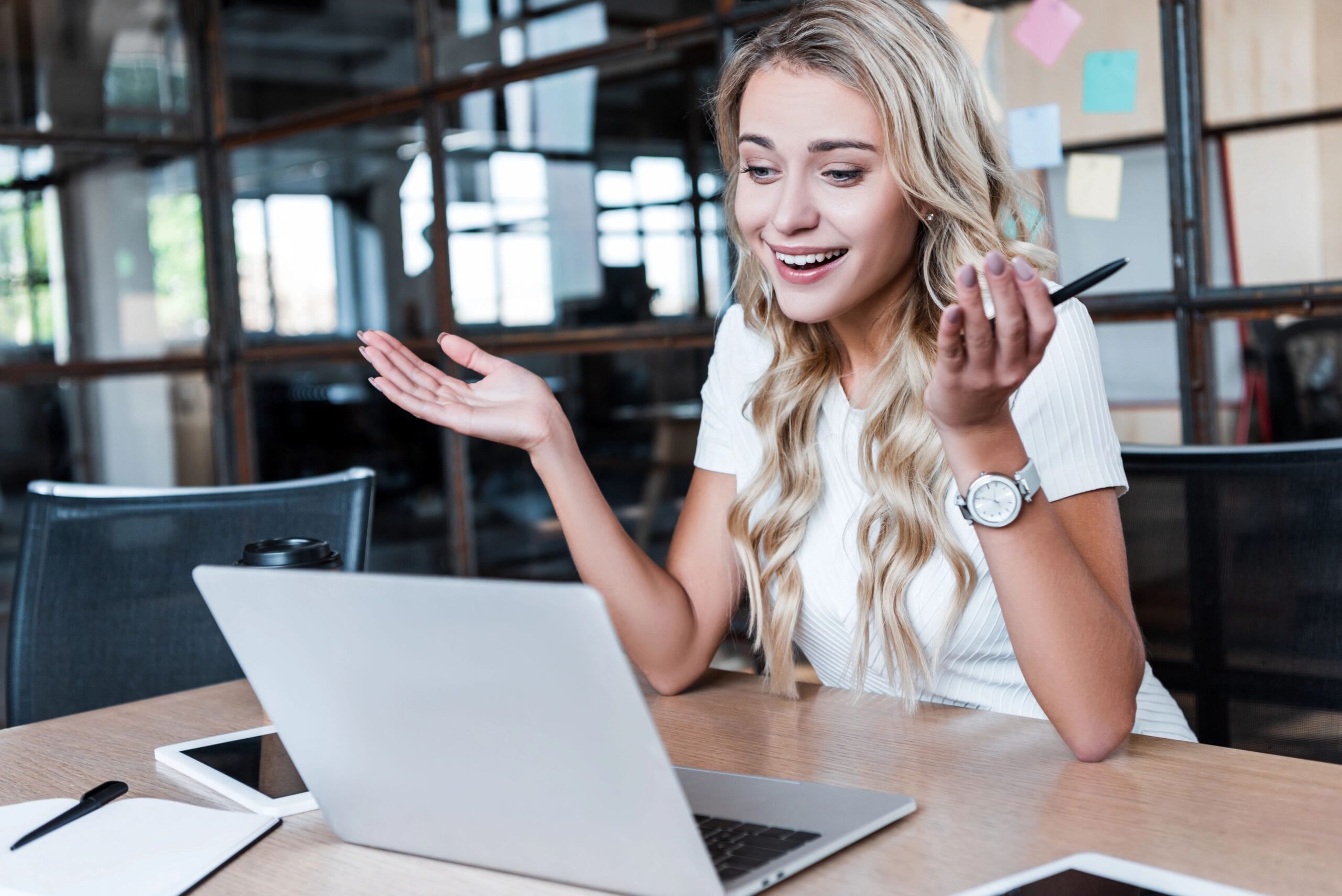 Junge lächelnde Geschäftsfrau hat alles im Blick